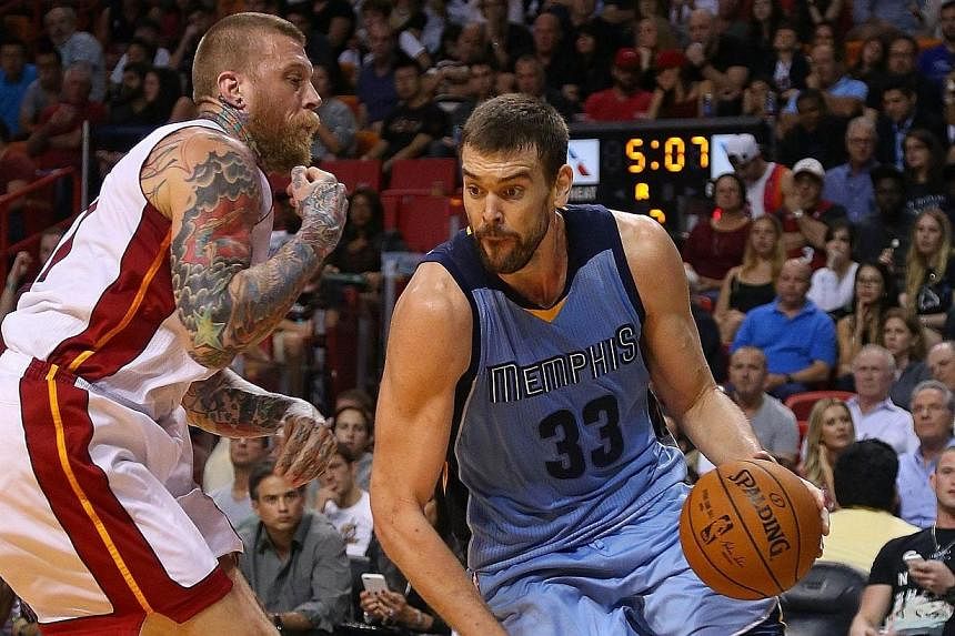 Marc Gasol #33 of the Memphis Grizzlies drives on Chris Andersen #11 of the Miami Heat during a game at American Airlines Arena on Dec 27, 2014 in Miami, Florida.&nbsp;Mike Conley scored 24 points and Marc Gasol added 22 points and 10 rebounds to pow