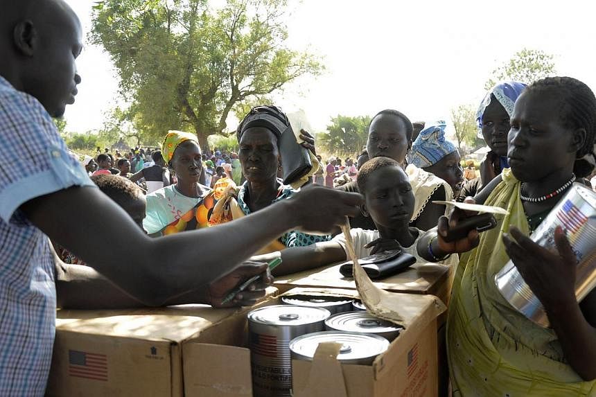 Internally displaced South Sudanese receive cooking oil and food aid from the World Food Programme in Bor, Jonglei state, on Dec 10, 2014. The United Nations said&nbsp;it had begun delivering food aid to war-torn South Sudan via the Nile River from S