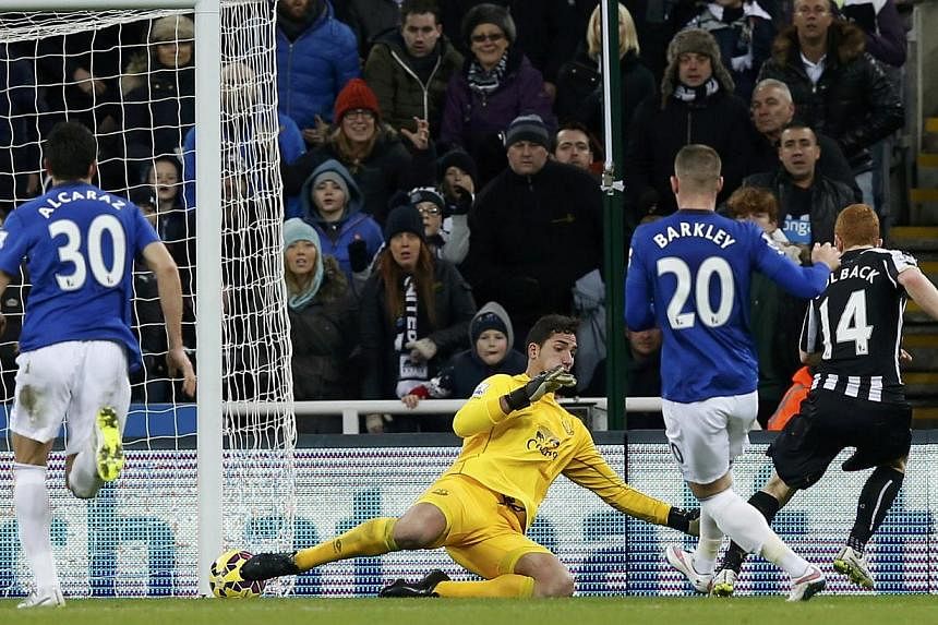 Newcastle United's Jack Colback (right) shoots to score a goal against Everton during their English Premier League soccer match at St James' Park in Newcastle, northern England on Dec 28, 2014. -- PHOTO:&nbsp; REUTERS