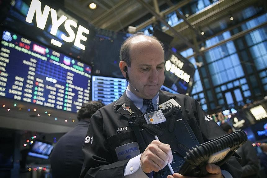 Traders work on the floor of the New York Stock Exchange Dec 29, 2014. &nbsp;The S&amp;P 500 edged up to a fresh record, while the Dow ended a seven-day winning streak as Wall Street investors digested last week's surge. -- PHOTO:&nbsp;REUTERS