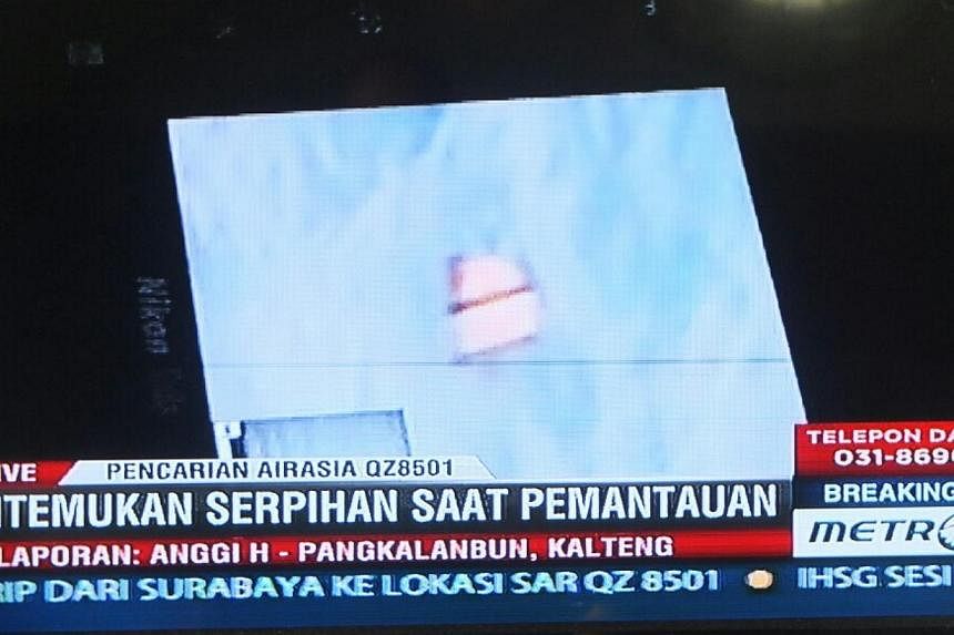 Items resembling an emergency slide and plane door have been seen in the search for AirAsia flight QZ8501. -- PHOTO: SCREENGRAB FROM METROTV&nbsp;