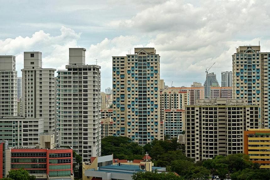 The Resale Price Index for HDB flats fell by 1.4% in the fourth quarter of 2014 from the previous quarter, according to the Housing Board's flash estimate. -- ST PHOTO: KUA CHEE SIONG&nbsp;