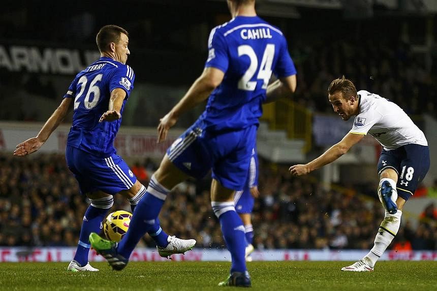 Tottenham Hotspur's Harry Kane (right) shoots to score a goal during their English Premier League soccer match against Chelsea at White Hart Lane in London Jan 1, 2015. -- PHOTO: REUTERS