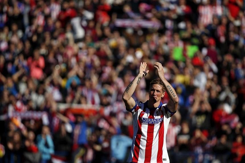 Spanish forward Fernando Torres acknowledges the fans' applause during his presentation ceremony at Vicente Calderon stadium in Madrid on Jan 4, 2015.&nbsp;-- PHOTO: REUTERS