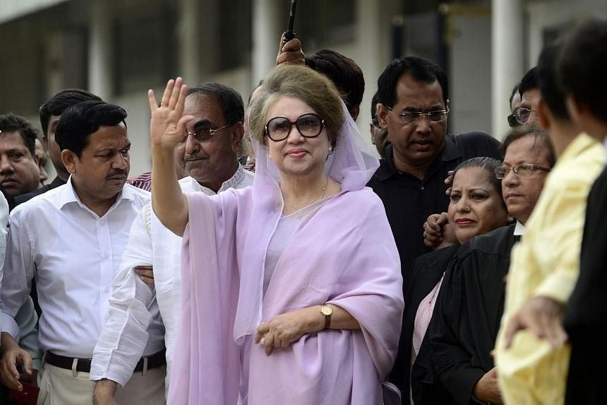 Trucks laden with sand and bricks were wedged outside the gates of Bangladeshi opposition leader Khaleda Zia's upmarket Gulshan office in Dhaka and at the mouth of the road leading to the building where she has been confined since Saturday night. -- 