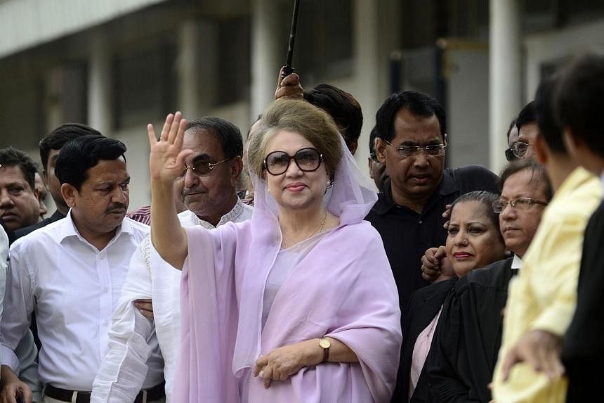 Former Bangladeshi prime minister and Bangladesh Nationalist Party (BNP) leader, Khaleda Zia (centre) waves as she arrives for a court appearance in Dhaka on Nov 9, 2014.&nbsp;A Bangladesh court on Wednesday banned local media from reporting speeches