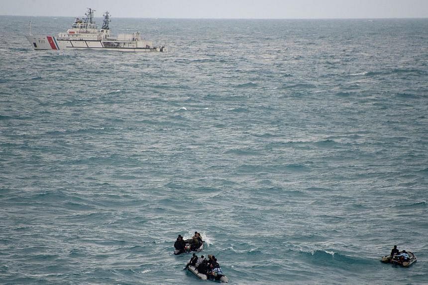 Indonesian divers on Friday again failed to reach the main body of an AirAsia plane that crashed into the sea last month with 162 people on board, as strong underwater currents hampered efforts. -- PHOTO: AFP