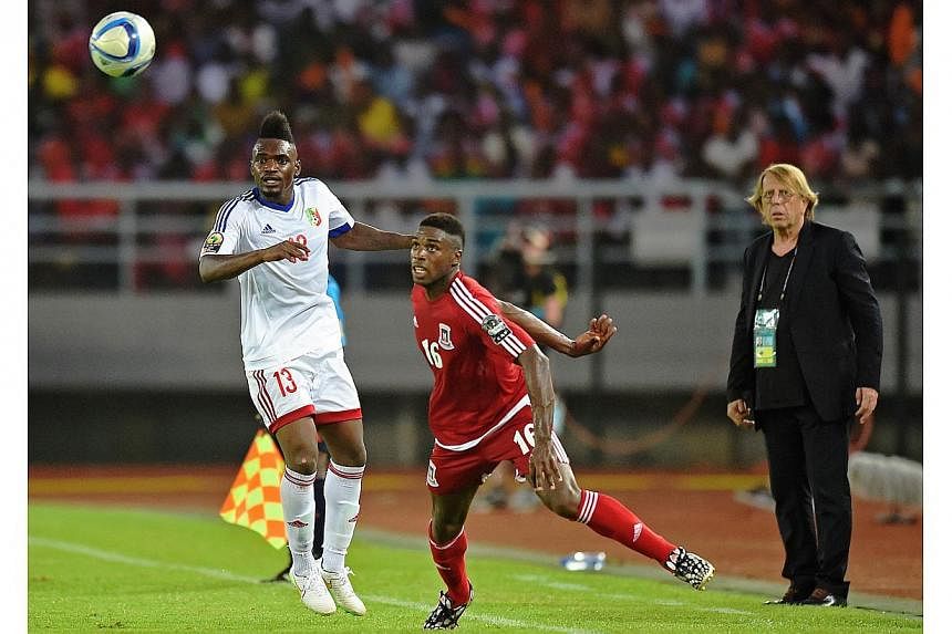 Equatorial Guinea's defender Sipo Bohale (centre) vies with Congo's forward Thierry Bifouma eyed by Congo's coach Claude Le Roy during the 2015 African Cup of Nations group A football match at Bata Stadium in Bata on Jan 17, 2015.&nbsp;Equatorial Gui