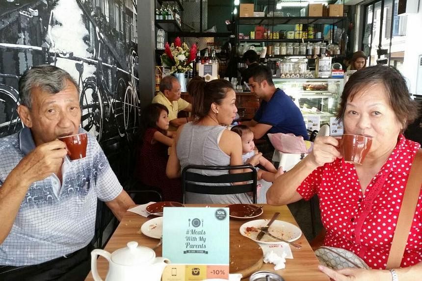 Mr Kwang Koon Kau and Madam Foo Hwee Min enjoying coffee courtesy of Forward It SG.