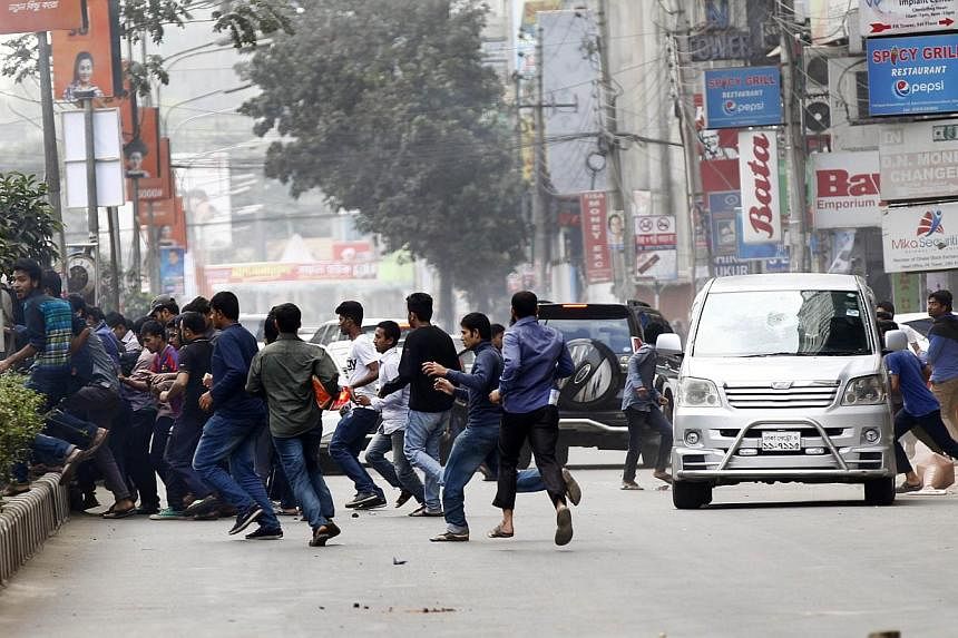 Bangladeshi activists run across a road close to the home of opposition leader Khaleda Zia in Dhaka on Jan 5, 2015.&nbsp;Bangladeshi telecoms authorities on Sunday, Jan 18, shut down smartphone messaging services Viber and Tango, which had become a p