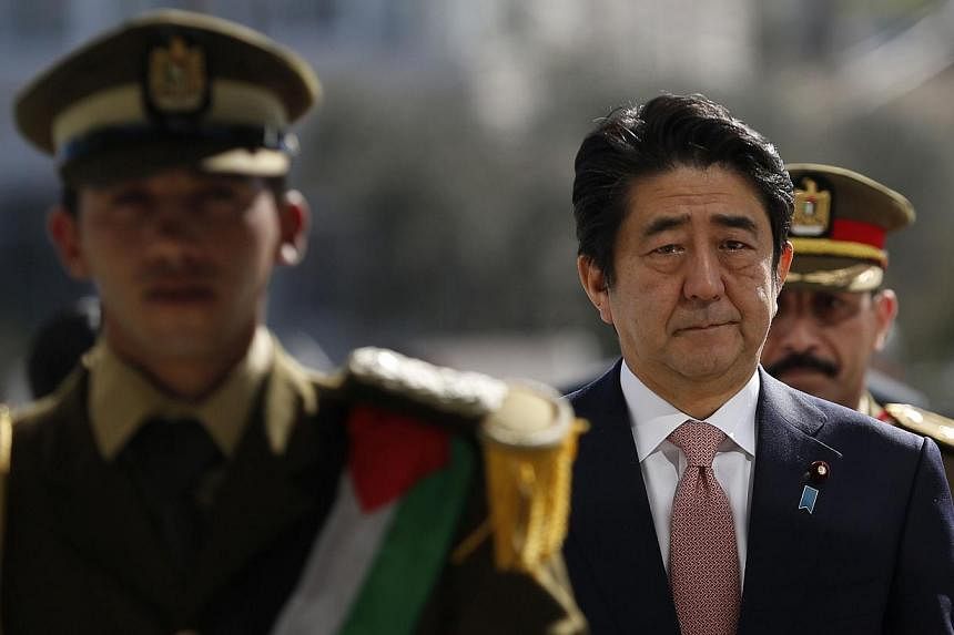 Japan's Prime Minister Shinzo Abe visits the tomb of late Palestinian leader Yasser Arafat at the Palestinian Authority's headquarters in the West Bank city of Ramallah on Jan 20, 2015. Abe demanded in a press conference in Jerusalem before heading t