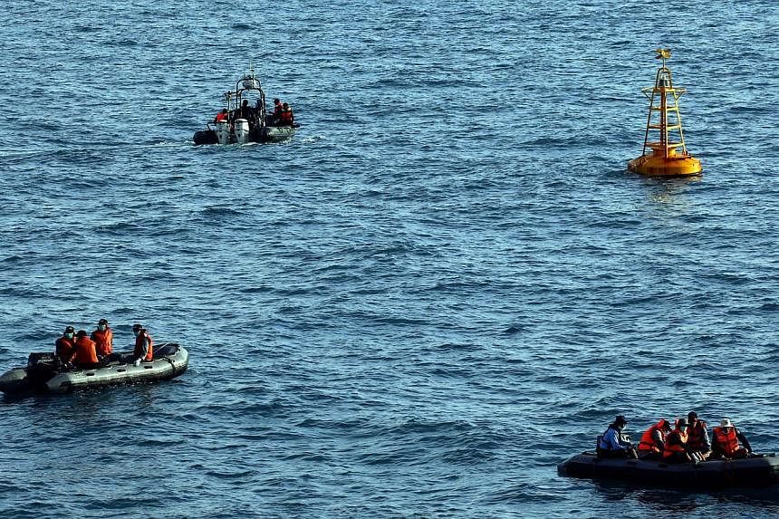 Indonesian rescue personnel ride on rubber boats during the recovery operation of the victims and wreckage of the AirAsia Flight QZ8501 airliner on the ocean off Pangkalan Bun, Central Borneo, Indonesia, Jan 23, 2015.&nbsp;Indonesian divers on Friday