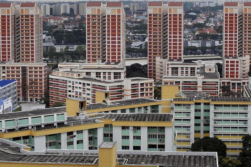 The HDB Resale Price Index (RPI) fell by 1.5 per cent in the fourth quarter of 2014, contributing to an overall decline of 6 per cent in RPI in the whole of 2014. -- PHOTO: ST FILE