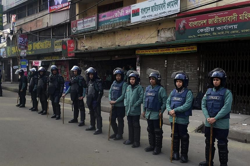 Bangladeshi police stand guard during a nationwide strike called by the Bangladesh Nationalist Party (BNP)-led alliance in Dhaka on Jan 21, 2015. -- PHOTO: AFP