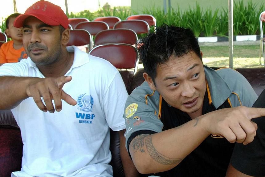 In this file photo taken on Aug 17, 2010, convicted Australian drug smugglers Myuran Sukumaran (left) and Andrew Chan (right) sit inside Kerobokan prison in Denpasar, Bali.&nbsp;The families of two Australian drug convicts facing execution in Indones