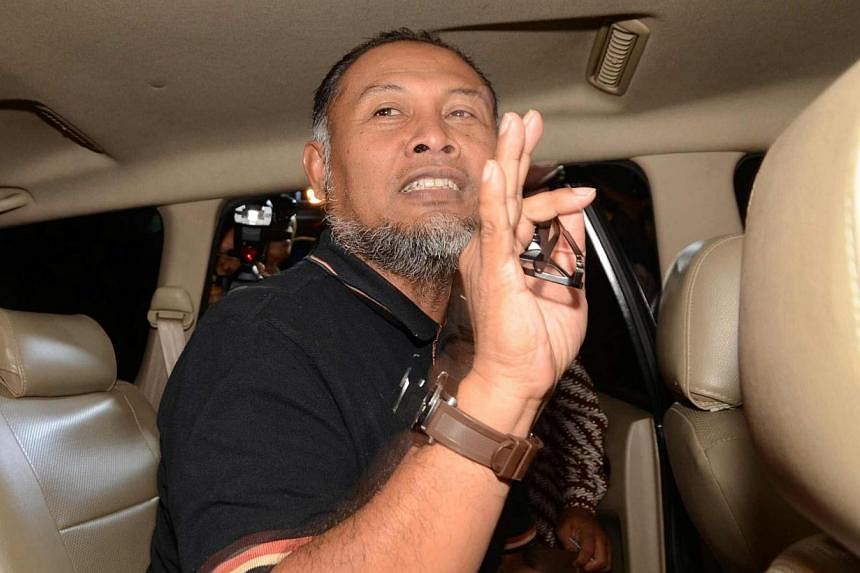 Deputy Chief of the Corruption Eradication Commission (KPK), Bambang Widjojanto, gestures as he is released from the national police headquarters, in Jakarta on January 24, 2015, after his shock arrest. -- PHOTO: AFP