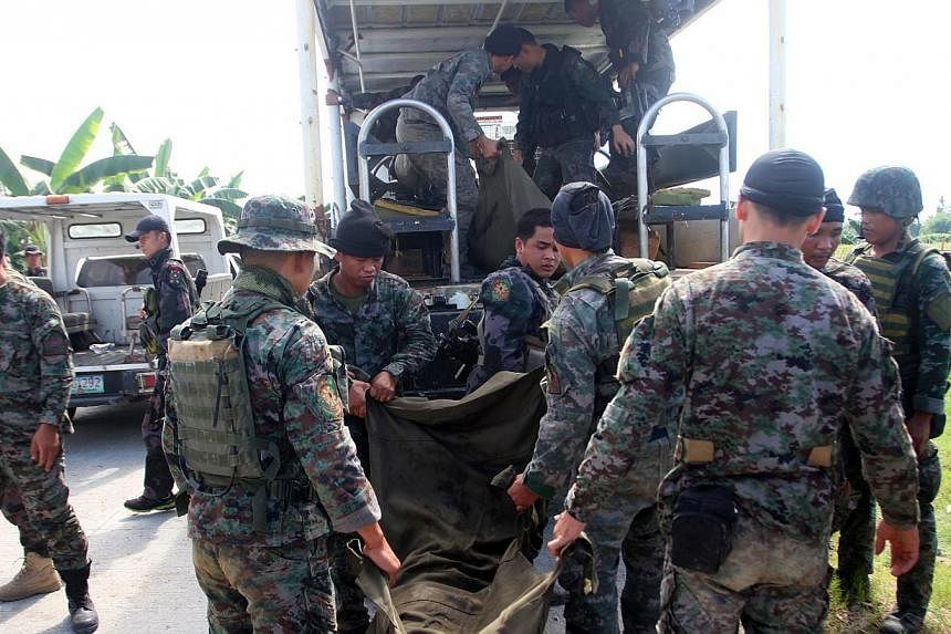 Members of the elite Police Special Action Force carry the body of their comrade who was killed in an encounter in the town of Mamasapano, Maguindanao province, the Philippines, on Jan 26, 2015.&nbsp;At least 50 policemen from the elite Special Actio