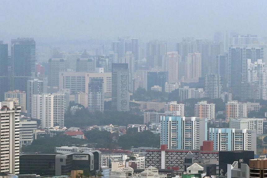 The Pollutant Standards Index (PSI) has been slowly inching upwards over the past couple of days. Readings since Sunday show that it has been hovering in the 60s and 70s range. -- ST PHOTO: NEO XIAOBIN