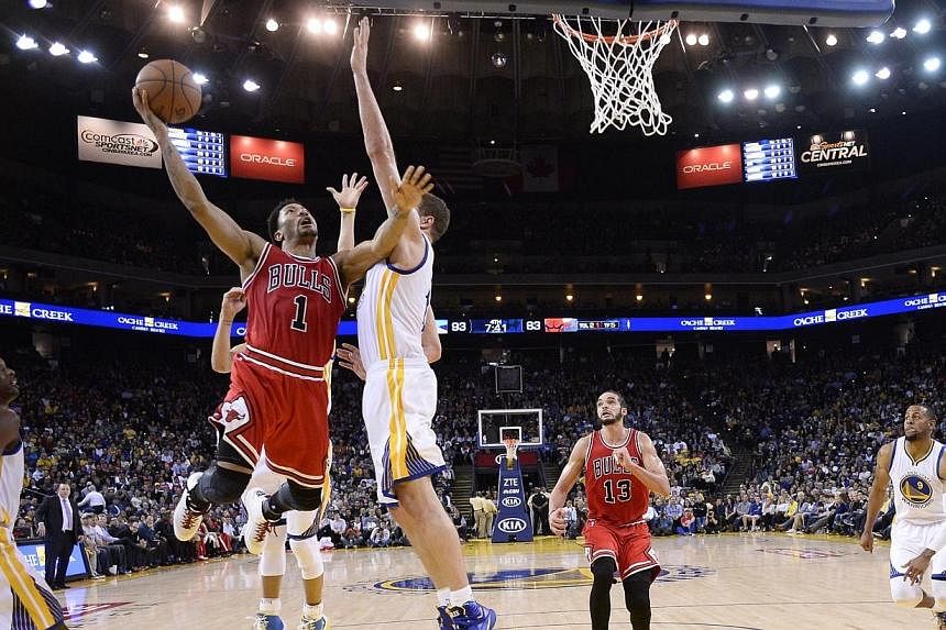 Chicago Bulls guard Derrick Rose (2nd left) goes to the basket as Golden State Warriors forward David Lee (3rd left) defends during the second half of their NBA game at Oracle Arena in Oakland, California, USA, on Jan 27, 2015.&nbsp;Derrick Rose scor