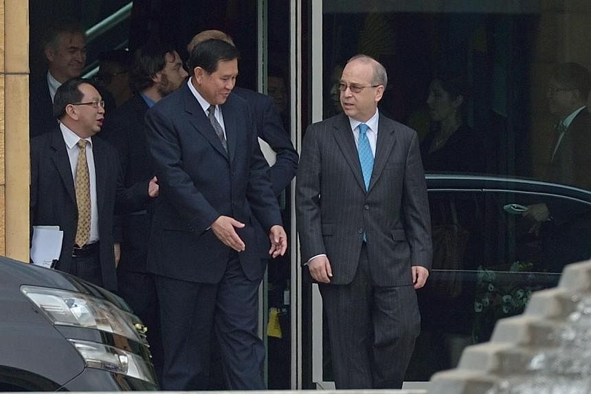 Thai Foreign Minister Tanasak Patimapragorn (left) talks with US Assistant Secretary of State Daniel Russel (right) at the Foreign Ministry in Bangkok on Jan 26, 2015.&nbsp;Thailand has expressed disappointment at the recent comments made by a top Un