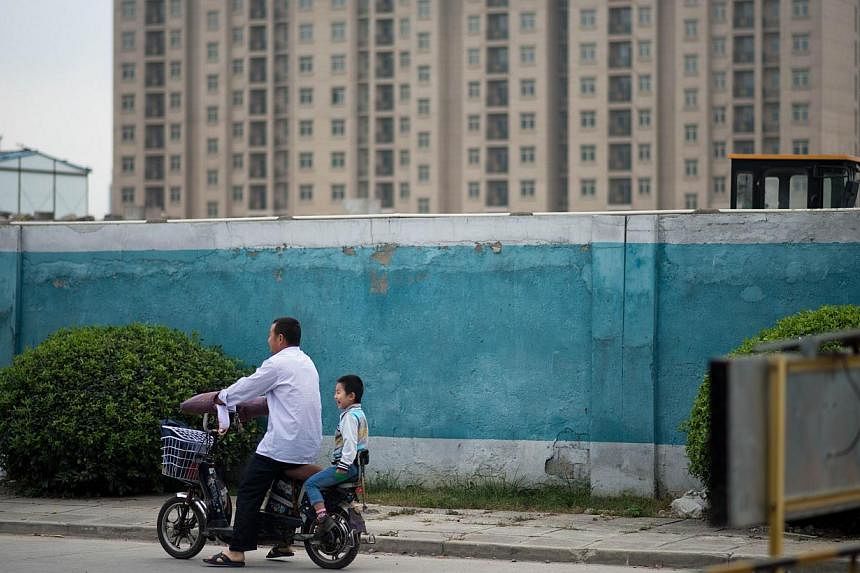 An unexpectedly small percentage of couples in Shanghai have sought permission for a second child despite the relaxation of China's one-child policy. -- PHOTO: AFP