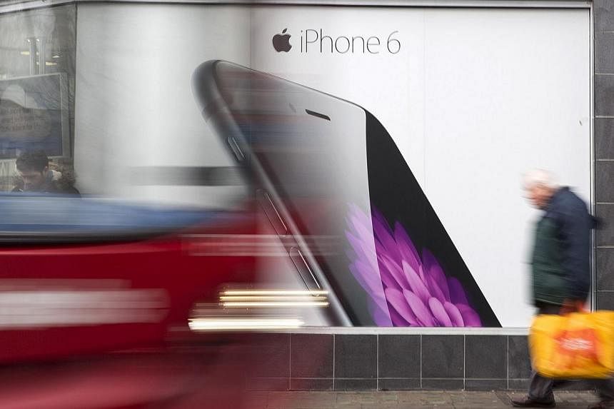 Apple surged to a tie for the world's biggest smartphone vendor for the first time since 2011 as booming sales of iPhones with larger screens helped gain ground on Samsung Electronics. -- PHOTO: REUTERS