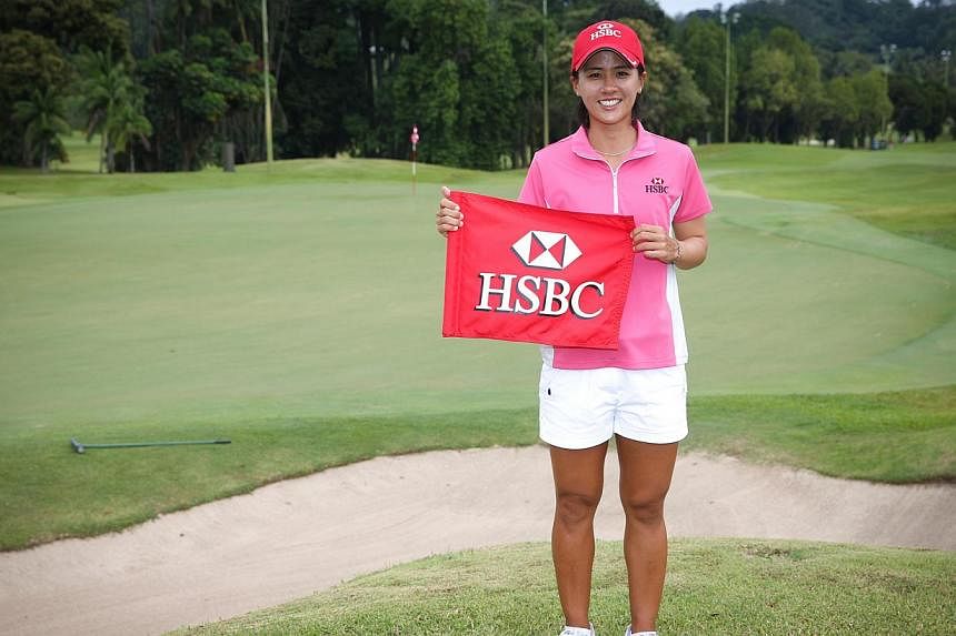 National golfer Koh Sock Hwee with the HSBC Sign.&nbsp;Koh overcame a four-shot deficit on Thursday to leapfrog overnight leader Sarah Tan and claim the host qualifier spot at the 2015 HSBC Women's Champions. -- PHOTO:&nbsp;HSBC WOMEN'S CHAMPIONS