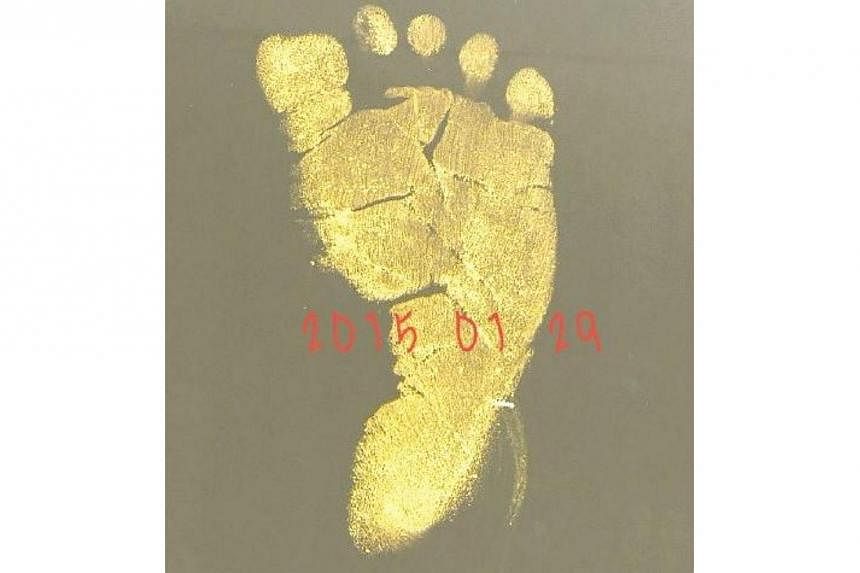 Rene Liu announced the birth of her first child, a boy, on Weibo today as she shared a picture of his footprint with his birth date, Jan 29, written on it. -- PHOTO: RENE LIU/WEIBO