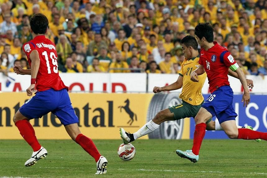 Australia's Massimo Luongo (centre) shoots to score a goal against South Korea during their Asian Cup final football match at the Stadium Australia in Sydney Jan 31, 2015.&nbsp;-- PHOTO: REUTERS
