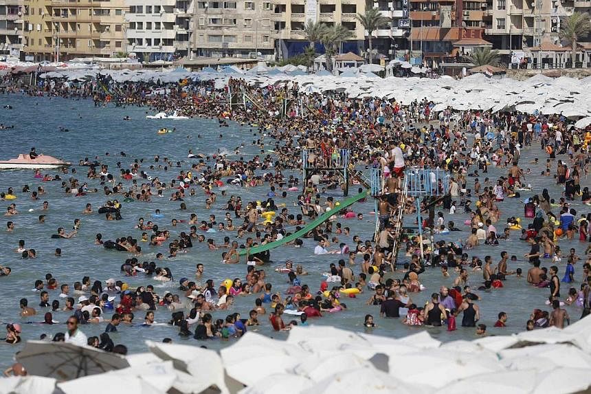 Egyptians crowd a public beach during a hot day in the Mediterranean city of Alexandria on&nbsp;Sept 5, 2014. The year 2014 was the hottest on record, "consistent" with a changing climate, the UN's weather agency said on Feb 2, 2015. -- PHOTO: REUTER