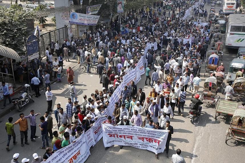 Shop owners and business association representatives form a chain to protest against the blockades during a countrywide strike called by the Bangladesh Nationalist Party (BNP) in Dhaka on Feb 2, 2015.&nbsp;The owner of a leading Bangladeshi televisio