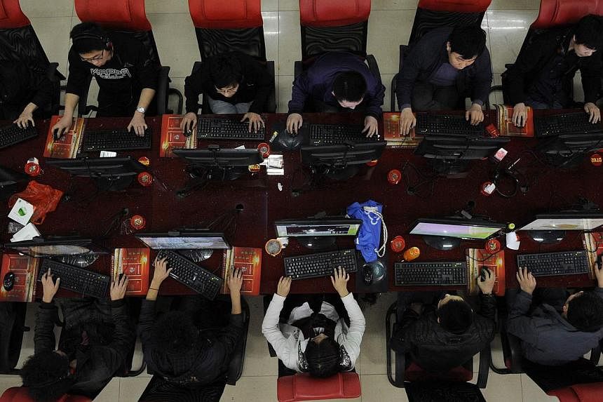 People using computers at an Internet cafe in Taiyuan, Shanxi province in this March 31, 2010 file photo.&nbsp;A 19-year-old Chinese teenager from Jiansu province was so desperate to cure himself of his Internet addiction that he chopped off his left