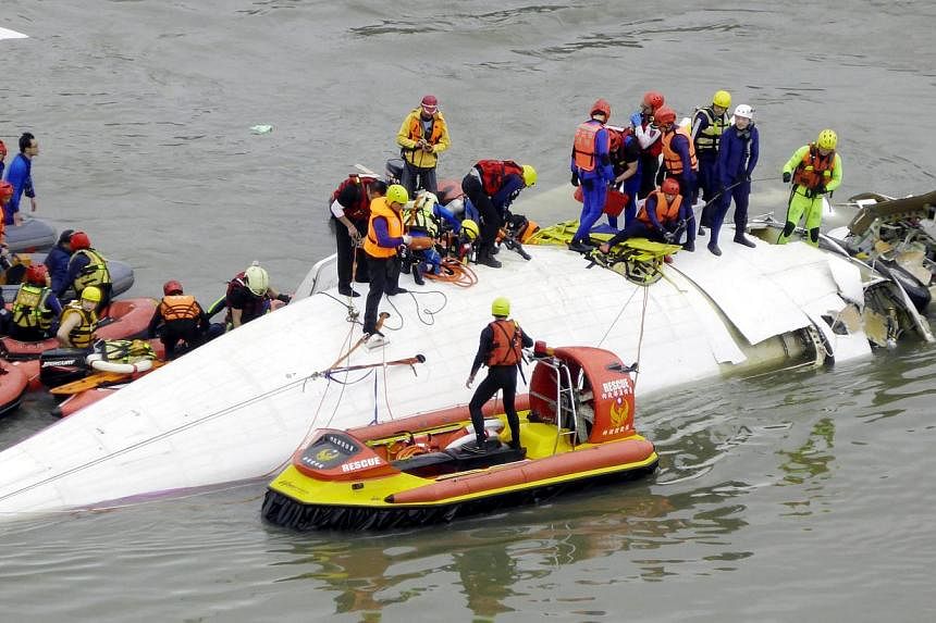Search and rescue team members operate on a TransAsia Airways passenger plane that crashed into the Keelung River in Taipei, Taiwan, on Feb 04, 2015, shortly after taking-off from the Taipei Songshan Airport for Kinmen Island.&nbsp;The chief executiv
