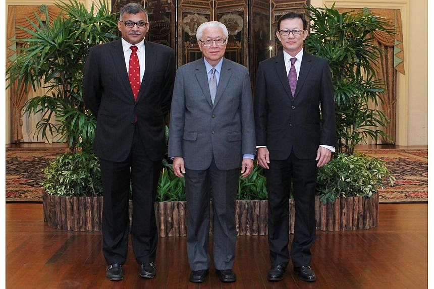 Mr Chua Lee Ming (right) with President Tony Tan Keng Yam (centre) and Chief Justice Sundaresh Menon at the Istana. -- PHOTO: MINISTRY OF COMMUNICATION AND INFORMATION&nbsp;