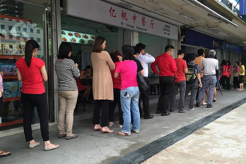 The queue to deposit money outside the POSB bank at Block 381, Lorong 1 Toa Payoh, on Feb 4, 2015.&nbsp;-- ST PHOTO: JAMIE KOH