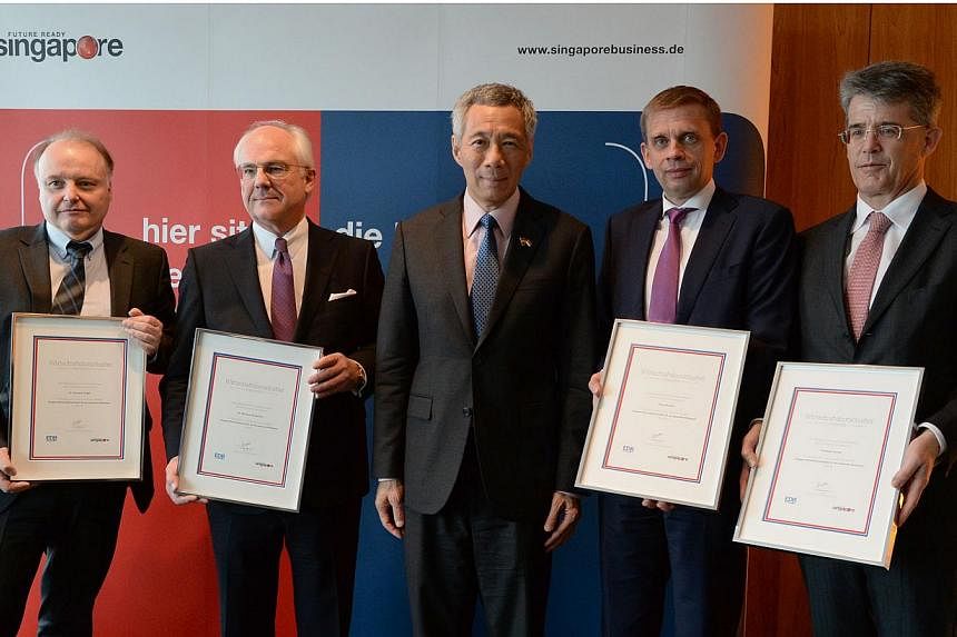 Prime Minister Lee Hsien Loong (centre) and the four new EDB Economic Ambassadors, (from left) Dr Gunther Kegel, Dr Michael Schadlich , Mr Peter Riedel and Mr Thomas Fischer at the launch of the EDB's Economic Ambassadors Programme in Berlin on Feb