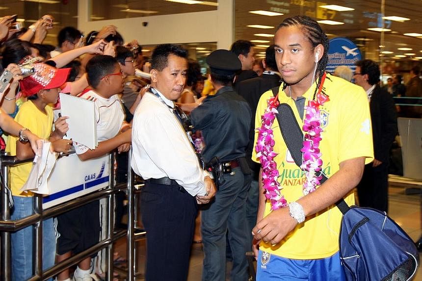 Anderson (right) arriving at Changi Aiport together with the other Brazil's Olympic team. [In preparation for the Beijing&nbsp;Olympics in 2008. -- PHOTO:&nbsp;ZAINAL YAHYA