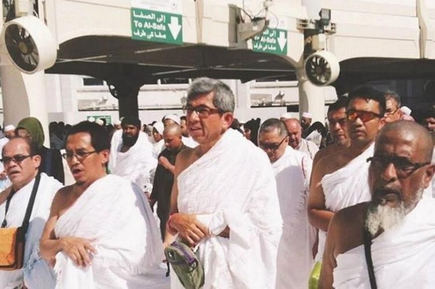 Singapore's Minster-in-Charge of Muslim Affairs Dr Yaacob Ibrahim (centre) performing the umrah (minor pilgrimage) at the Holy Mosque in Mecca, Saudi Arabia, on Feb 4, 2015. -- PHOTO: MUIS