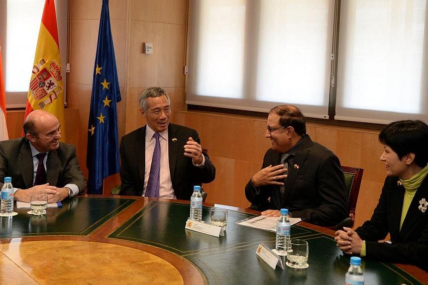 PM Lee Hsien Loong (second from left) meeting Spain's Minister of Economy and Competitiveness, Luis de Guindos Jurado (extreme left) together with&nbsp;Second Minister for Trade and Industry S Iswaran and Senior Minister of State for Law and Senior