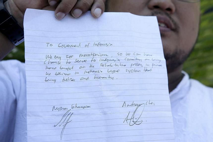 Matius Arif, an evangelist from Abbalove Church holds an open letter written by death-row prisoner Myuran Sukumaran and Andrew Chan after visiting them at Kerobokan Prison in Bali, Indonesia, on Feb 5 2015. -- PHOTO: EPA