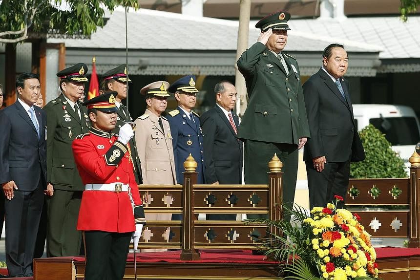 Chinese Defense Minister Chang Wanquan (second from right) and Thai Deputy Prime Minister and Defense Minister Prawit Wongsuwon (right) review&nbsp;the&nbsp;guard of honor during a welcoming ceremony at the Ministry of Defence in Bangkok, Thailand on