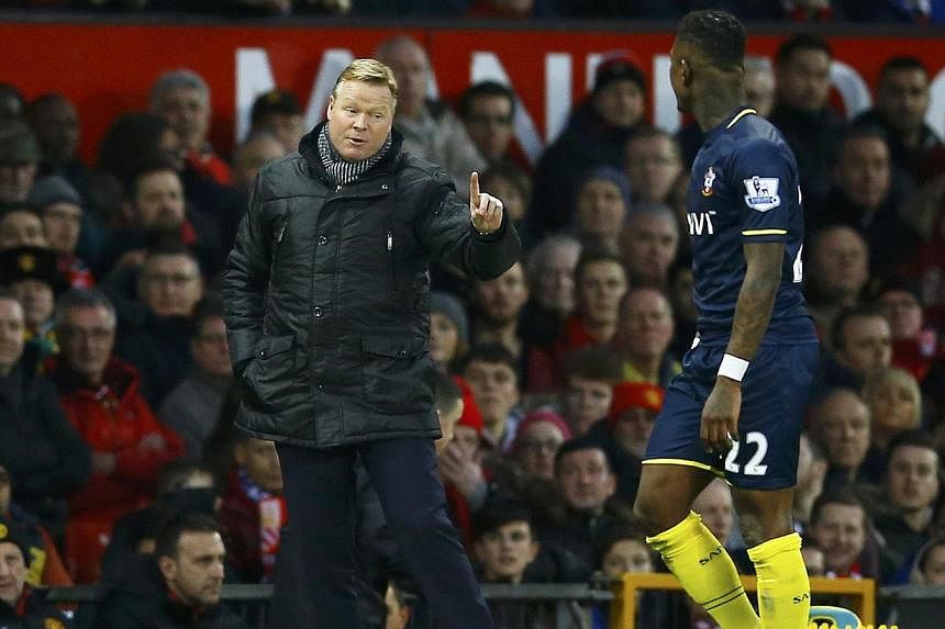 Southampton manager Ronald Koeman (left) gestures to player Eljero Elia during their English Premier League soccer match against Manchester United at Old Trafford in Manchester, northern England on Jan 11, 2015.&nbsp;-- PHOTO: REUTERS