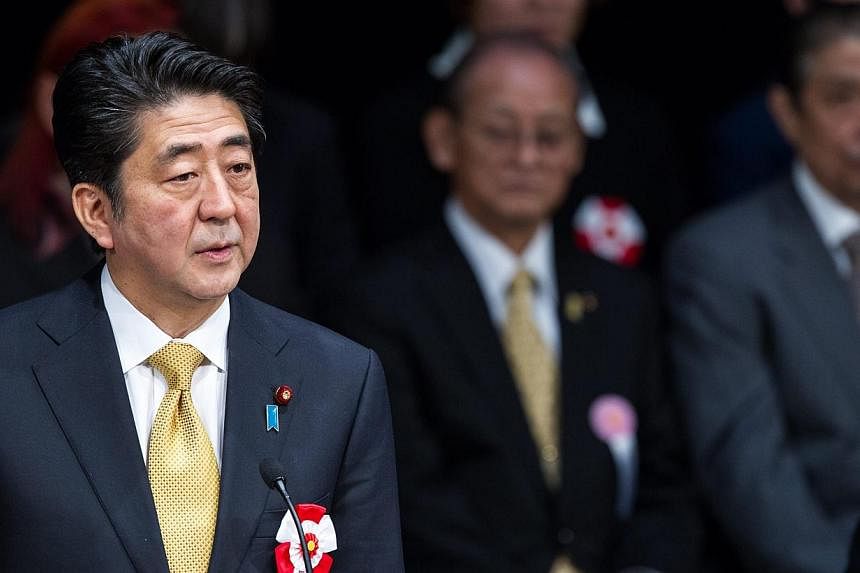 Prime Minister Shinzo Abe's handling of the hostage crisis involving two Japanese captured in Syria and killed by Islamic State in Iraq and Syria (ISIS) militants has helped raise the approval ratings of the Japanese government, polls published this 