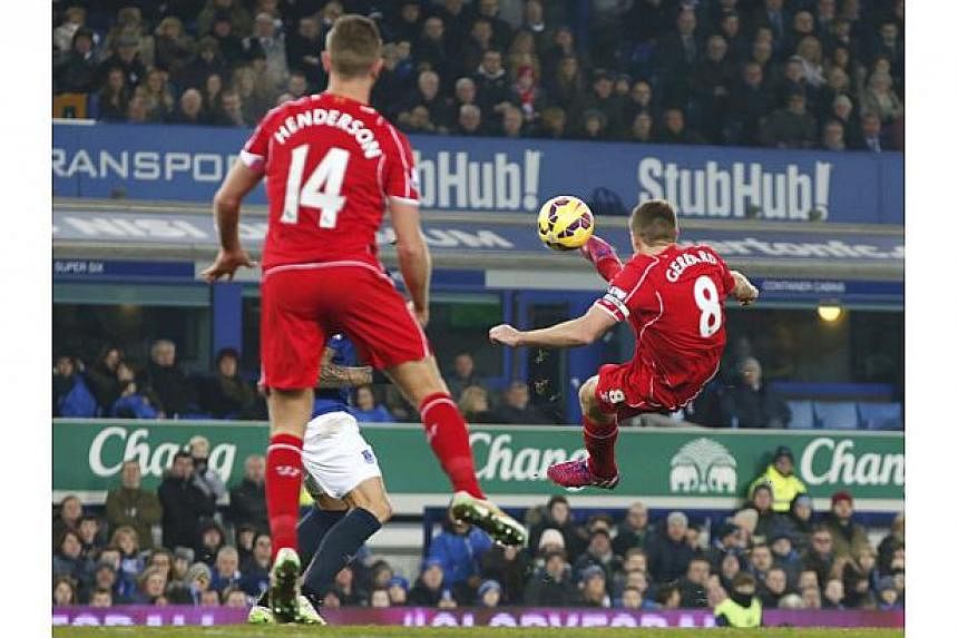 Steven Gerrard of Liverpool has a shot at the Everton goal during their English Premier League soccer match at Goodison Park, Liverpool, Feb 7, 2015. -- PHOTO: REUTERS