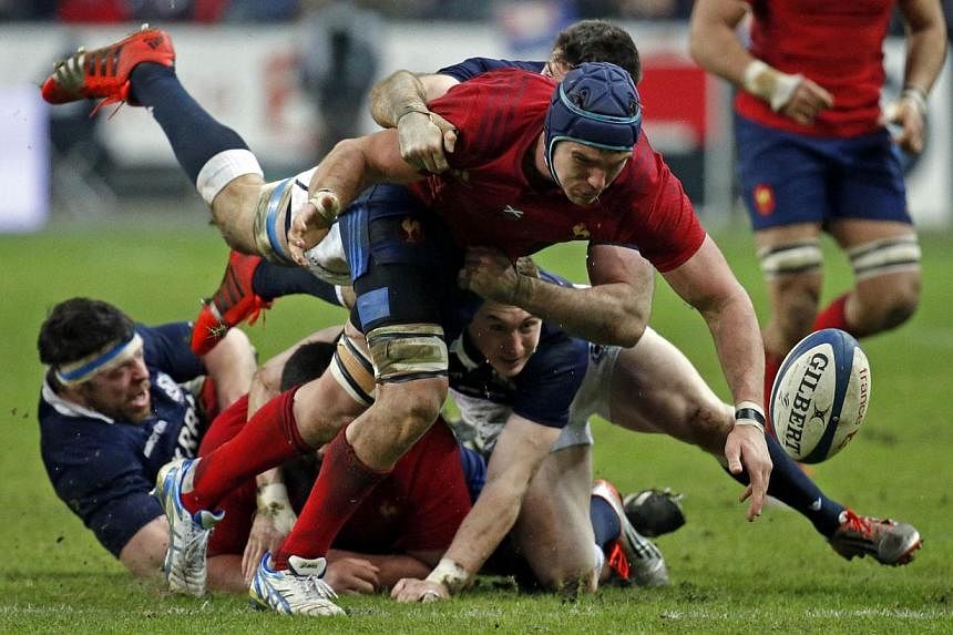 France's Bernard Le Roux (centre) tries to catch the ball during their Six Nations rugby union match against Scotland in Saint-Denis, near Paris, Feb 7, 2015. -- PHOTO: REUTERS