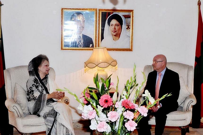 British High Commissioner in Bangladesh, Robert Gibson (right) speaking with Bangladesh Nationalist Party chief Khaleda Zia in her office in Dhaka on Feb 11, 2015. -- PHOTO: AFP &nbsp;