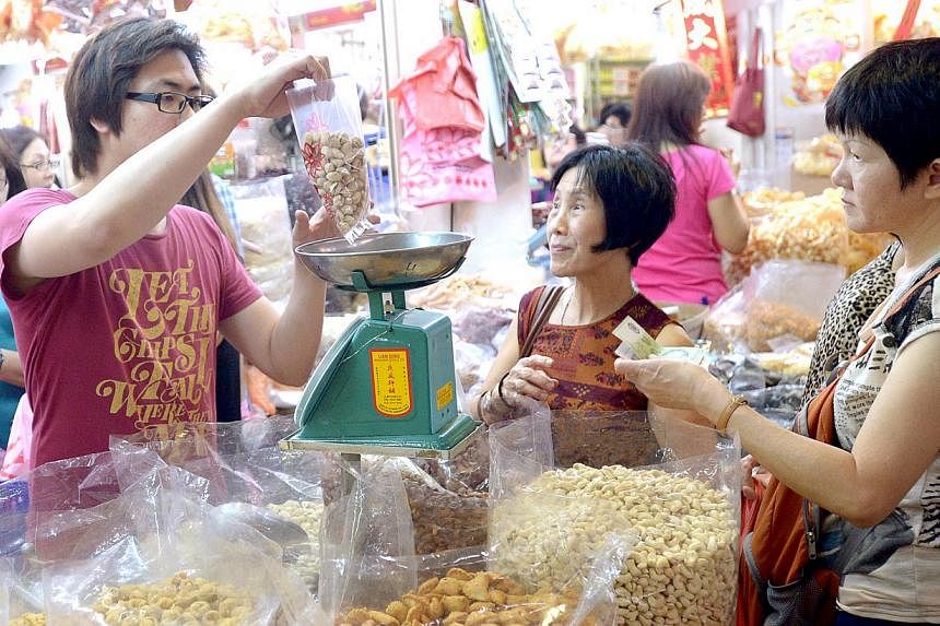 Customers at Albert Centre shopping for Chinese New Year foodstuff, Feb 10, 2015. -- ST PHOTO: LIM SIN THAI
