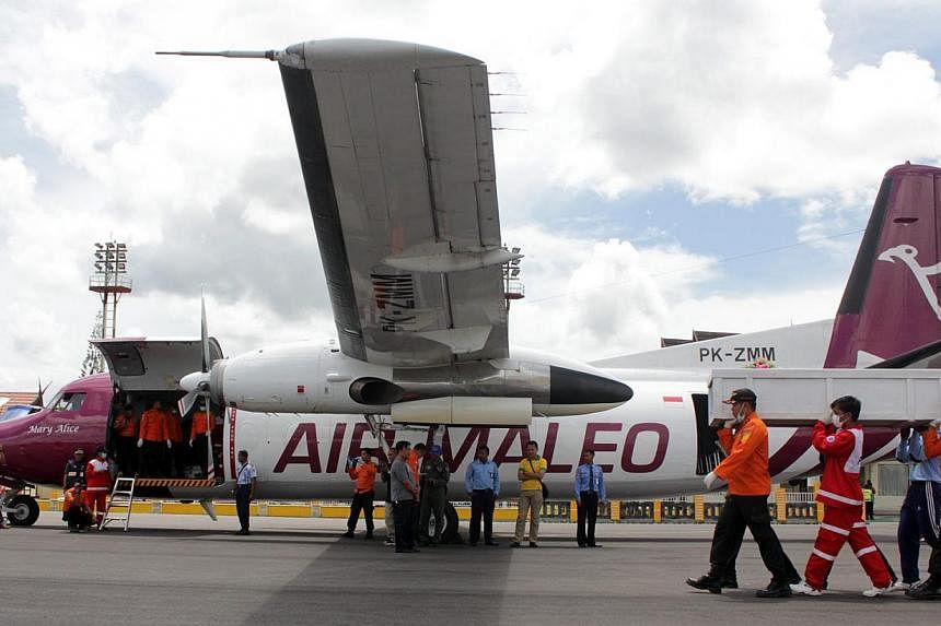 Indonesian rescuers carry a coffin of a victim of crashed AirAsia flight QZ8501 into a plane in Pangkalan Bun airport, Central Borneo, Indonesia on Feb 8, 2015. The body of the father of the Singaporean toddler who died in the crash has been identifi