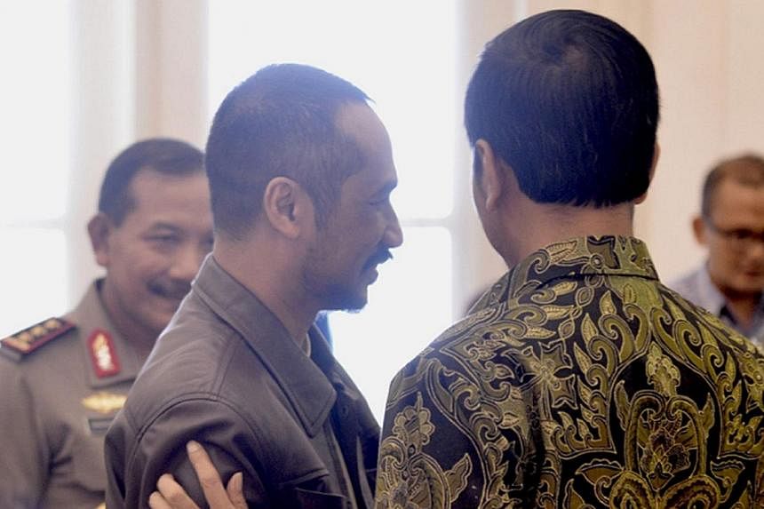 Indonesian President Joko Widodo (right) listening to Corruption Eradication Commission (KPK) chariman Abraham Samad (second from left) following a meeting at the presidential palace in Bogor on Jan 23, 2015. -- PHOTO: AFP/CAHYO SASMITO/PRESIDENTIAL 