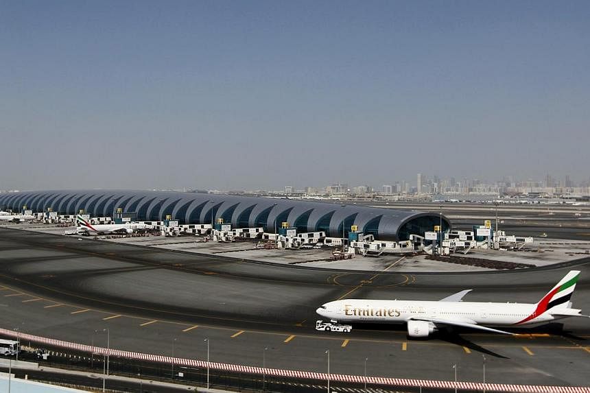 A plane passes next to the Emirates Airlines terminal at the concourse in Dubai International Airport, Jan 7, 2013.&nbsp;&nbsp;An increasingly bitter trade row between US and Gulf airlines deepened on Thursday when Dubai's Emirates rejected a Delta A